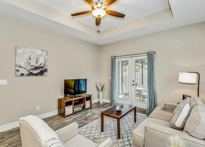 Lovely Town-Home In Pensacola