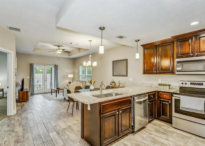 Lovely Town-Home In Pensacola